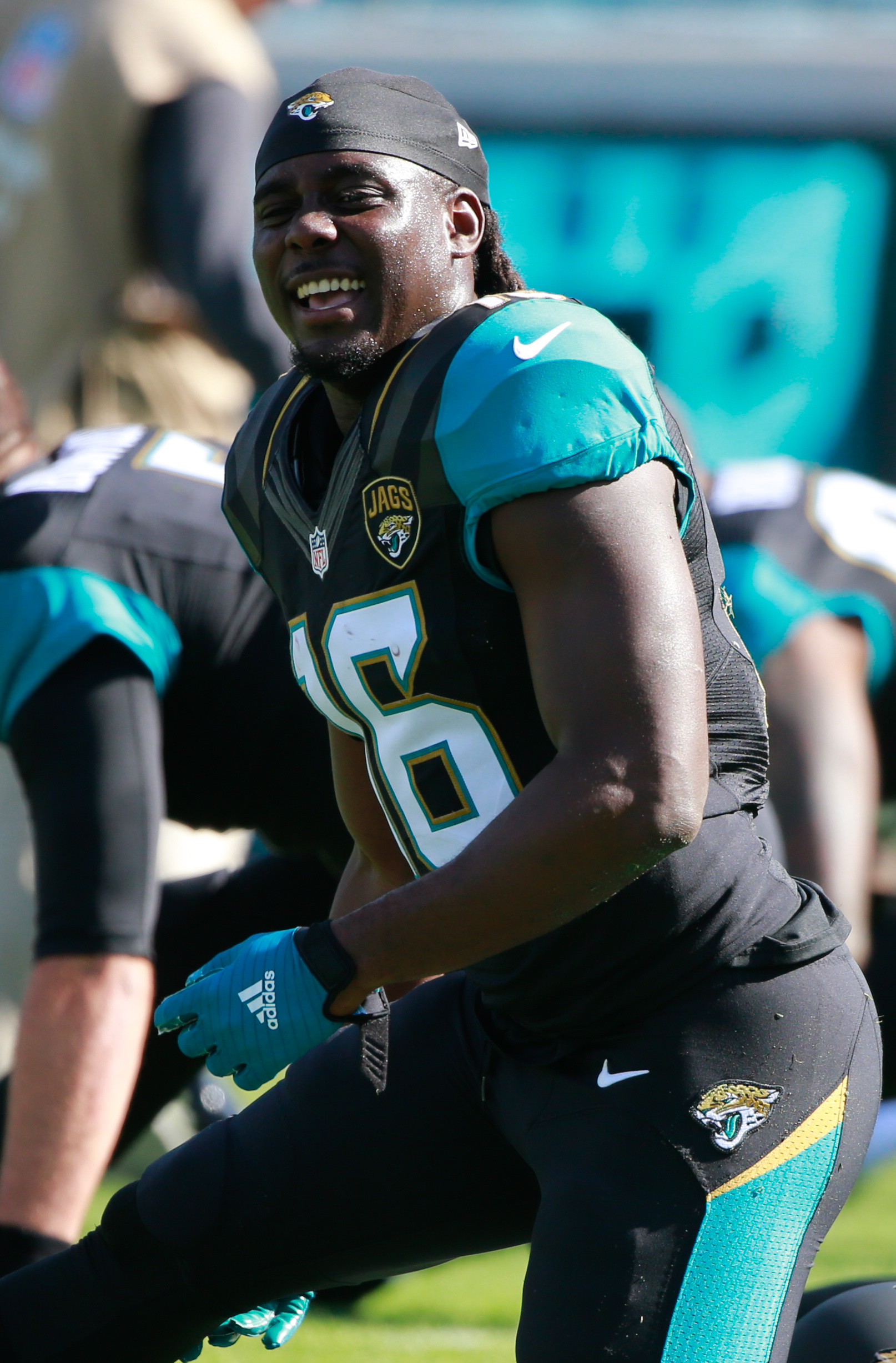 Denard Robinson tying his shoes for the Jaguars, sort of - Big Cat Country