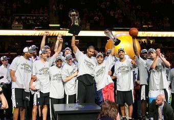San-antonio-spurs-with-the-championship-trophy1_crop_340x234