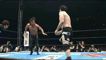 Kazushi Sakuraba nocauteia oponente em luta de Pro Wrestling IOFBz5cQ4ENQk_original