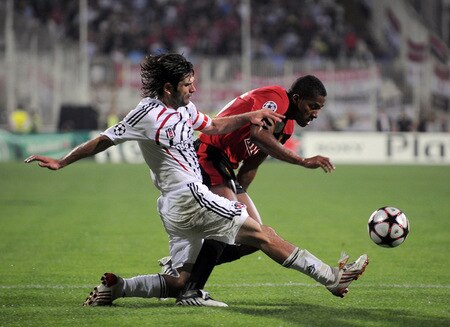 ISTANBUL, TURKEY - SEPTEMBER 15:  Antonio Valencia of Manchester United is challenged by Ibrahim Uzulmez of Besitkas during the UEFA Champions League Group B match between Besiktas and Manchester United at the Inonu Stadium on September 15, 2009 in Istanbul, Turkey.  <br /><br /><span class="help">(Photo by Shaun Botterill/Getty Images)</span>