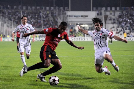 ISTANBUL, TURKEY - SEPTEMBER 15:  Antonio Valencia (C) of Manchester United is challenged by Ibrahim Uzulmez (R) of Besitkas during the UEFA Champions League Group B match between Besiktas and Manchester United at the Inonu Stadium on September 15, 2009 in Istanbul, Turkey.  <br /><br /><span class="help">(Photo by Shaun Botterill/Getty Images)</span>