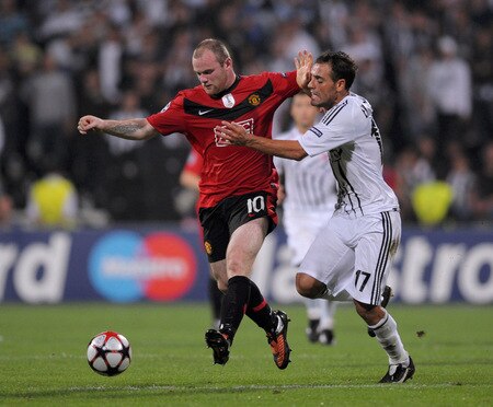 ISTANBUL, TURKEY - SEPTEMBER 15:  Wayne Rooney of Manchester United (L) and Ekrem Dag of Besitkas challenge for the ball during the UEFA Champions League Group B match between Besiktas and Manchester United at the Inonu Stadium on September 15, 2009 in Istanbul, Turkey.  <br /><br /><span class="help">(Photo by Shaun Botterill/Getty Images)</span>