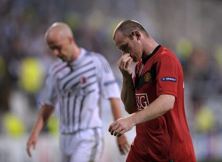 ISTANBUL, TURKEY - SEPTEMBER 15:  Wayne Rooney of Manchester United leaves the field for half-time during the UEFA Champions League Group B match between Besiktas and Manchester United at the Inonu Stadium on September 15, 2009 in Istanbul, Turkey.  <br /><br /><span class="help">(Photo by Shaun Botterill/Getty Images)</span>