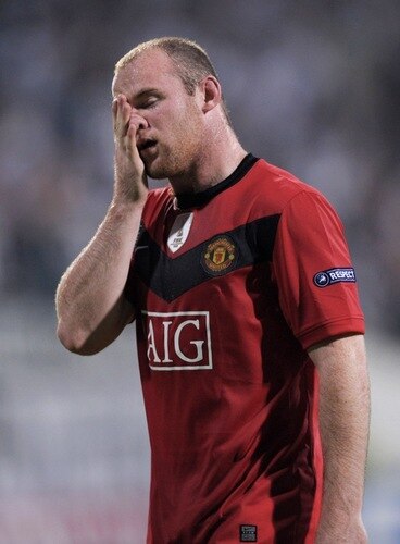 ISTANBUL, TURKEY - SEPTEMBER 15:  Wayne Rooney of Manchester United leaves the field at half-time during the UEFA Champions League Group B match between Besiktas and Manchester United at the Inonu Stadium on September 15, 2009 in Istanbul, Turkey.  <br /><br /><span class="help">(Photo by Shaun Botterill/Getty Images)</span>