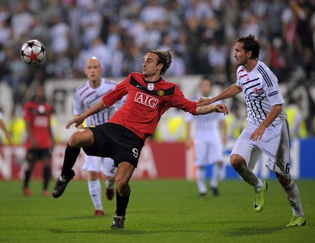 ISTANBUL, TURKEY - SEPTEMBER 15:  Dimitar Berbatov of Manchester United is challenged by Tomas Sivok of Besitkas during the UEFA Champions League Group B match between Besiktas and Manchester United at the Inonu Stadium on September 15, 2009 in Istanbul, Turkey.  <br /><br /><span class="help">(Photo by Shaun Botterill/Getty Images)</span>