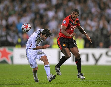 ISTANBUL, TURKEY - SEPTEMBER 15:  Antonio Valencia of Manchester United is challenged by Ibrahim Uzulmez of Besitkas during the UEFA Champions League Group B match between Besiktas and Manchester United at the Inonu Stadium on September 15, 2009 in Istanbul, Turkey.  <br /><br /><span class="help">(Photo by Shaun Botterill/Getty Images)</span>