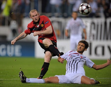 ISTANBUL, TURKEY - SEPTEMBER 15:  Wayne Rooney of Manchester United fires in a shot past Ibrahim Kas of Besitkas during the UEFA Champions League Group B match between Besiktas and Manchester United at the Inonu Stadium on September 15, 2009 in Istanbul, Turkey.  <br /><br /><span class="help">(Photo by Shaun Botterill/Getty Images)</span>