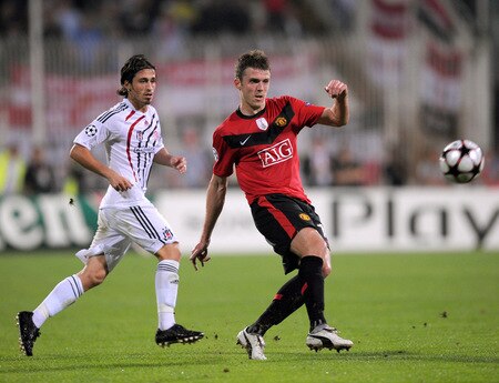 ISTANBUL, TURKEY - SEPTEMBER 15:  Michael Carrick of Manchester United plays the ball as Serdar Ozkan of Besitkas during the UEFA Champions League Group B match between Besiktas and Manchester United at the Inonu Stadium on September 15, 2009 in Istanbul, Turkey.  <br /><br /><span class="help">(Photo by Shaun Botterill/Getty Images)</span>