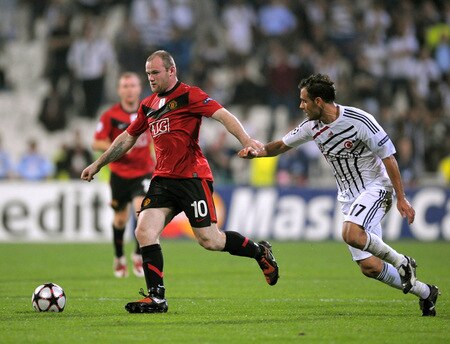 ISTANBUL, TURKEY - SEPTEMBER 15:  Wayne Rooney of Manchester United and Ekrem Dag of Besitkas challenge for the ball during the UEFA Champions League Group B match between Besiktas and Manchester United at the Inonu Stadium on September 15, 2009 in Istanbul, Turkey.  <br /><br /><span class="help">(Photo by Shaun Botterill/Getty Images)</span>