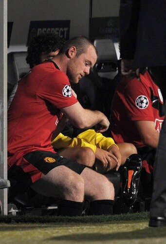 ISTANBUL, TURKEY - SEPTEMBER 15:  Wayne Rooney of Manchester United is substituted during the UEFA Champions League Group B match between Besiktas and Manchester United at the Inonu Stadium on September 15, 2009 in Istanbul, Turkey.  <br /><br /><span class="help">(Photo by Shaun Botterill/Getty Images)</span>