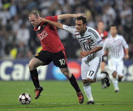 ISTANBUL, TURKEY - SEPTEMBER 15:  Wayne Rooney (L) of Manchester United and Ekrem Dag of Besitkas challenge for the ball during the UEFA Champions League Group B match between Besiktas and Manchester United at the Inonu Stadium on September 15, 2009 in Istanbul, Turkey.  <br /><br /><span class="help">(Photo by Shaun Botterill/Getty Images)</span>