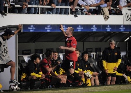 ISTANBUL, TURKEY - SEPTEMBER 15:  Wayne Rooney of Manchester United is substituted during the UEFA Champions League Group B match between Besiktas and Manchester United at the Inonu Stadium on September 15, 2009 in Istanbul, Turkey.  <br /><br /><span class="help">(Photo by Shaun Botterill/Getty Images)</span>