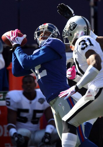 EAST RUTHERFORD, NJ - OCTOBER 11:  Steve Smith #12 of the New York Giants makes a 43 yard first quarter catch against the Oakland Raiders on October 11, 2009 at Giants Stadium in East Rutherford, New Jersey.  <br /><br /><span class="help">(Photo by Jim McIsaac/Getty Images)</span>