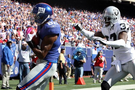 EAST RUTHERFORD, NJ - OCTOBER 11:  Mario Manningham #82 of the New York Giants hauls in a touchdown pass in the first half against Chris Johnson #37 of the Oakland Raiders on October 11, 2009 at Giants Stadium in East Rutherford, New Jersey.  <br /><br /><span class="help">(Photo by Jim McIsaac/Getty Images)</span>