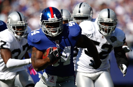 EAST RUTHERFORD, NJ - OCTOBER 11:  Ahmad Bradshaw #44 of the New York Giants runs past the Oakland Raiders defense in the first quarter during the game on October 11, 2009 at Giants Stadium in East Rutherford, New Jersey.  <br /><br /><span class="help">(Photo by Jared Wickerham/Getty Images)</span>