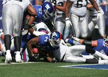 EAST RUTHERFORD, NJ - OCTOBER 11:  Ahmad Bradshaw #44 of the New York Giants crosses the goal line for a touchdown in the first quarter against the Oakland Raiders during the game on October 11, 2009 at Giants Stadium in East Rutherford, New Jersey. <br /><br /><span class="help">(Photo by Jared Wickerham/Getty Images)</span>