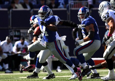 EAST RUTHERFORD, NJ - OCTOBER 11:  Ahmad Bradshaw #44 of the New York Giants runs the ball against the Oakland Raiders on October 11, 2009 at Giants Stadium in East Rutherford, New Jersey.  <br /><br /><span class="help">(Photo by Jim McIsaac/Getty Images)</span>