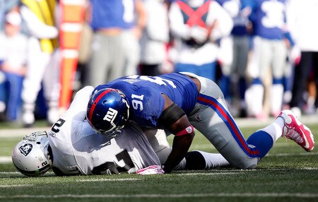 EAST RUTHERFORD, NJ - OCTOBER 11:  Justin Tuck #91 of the New York Giants sacks JaMarcus Russell #2 of the Oakland Raiders during the game on October 11, 2009 at Giants Stadium in East Rutherford, New Jersey.  <br /><br /><span class="help">(Photo by Jared Wickerham/Getty Images)</span>