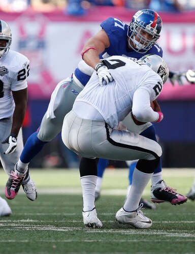 EAST RUTHERFORD, NJ - OCTOBER 11: Dave Tollefson #71 of the New York Giants sacks JaMarcus Russell #2 of the Oakland Raiders during the game on October 11, 2009 at Giants Stadium in East Rutherford, New Jersey. <br /><br /><span class="help">(Photo by Jared Wickerham/Getty Images)</span>