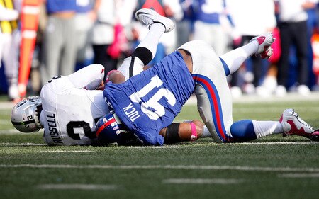 EAST RUTHERFORD, NJ - OCTOBER 11: Justin Tuck #91 of the New York Giants sacks JaMarcus Russell #2 of the Oakland Raiders during the game on October 11, 2009 at Giants Stadium in East Rutherford, New Jersey. <br /><br /><span class="help">(Photo by Jared Wickerham/Getty Images)</span>