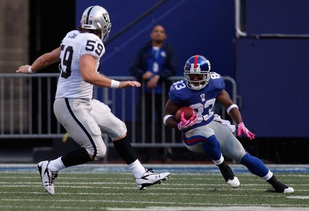 EAST RUTHERFORD, NJ - OCTOBER 11: Sinorice Moss #83 of the New York Giants returns a punt against the Oakland Raiders during the game on October 11, 2009 at Giants Stadium in East Rutherford, New Jersey. <br /><br /><span class="help">(Photo by Jared Wickerham/Getty Images)</span>
