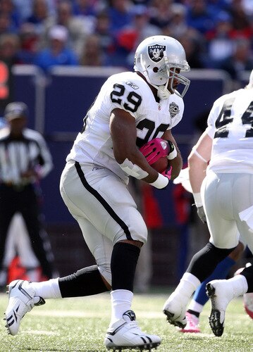 EAST RUTHERFORD, NJ - OCTOBER 11:  Michael Bush #29 of the Oakland Raiders runs the ball against the New York Giants on October 11, 2009 at Giants Stadium in East Rutherford, New Jersey.  <br /><br /><span class="help">(Photo by Jim McIsaac/Getty Images)</span>