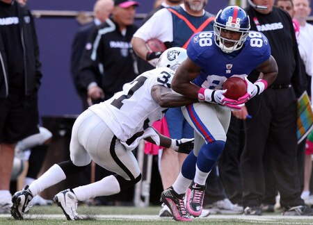 EAST RUTHERFORD, NJ - OCTOBER 11:  Hakeem Nicks #88 of the New York Giants runs the ball after a reception against Chris Johnson #37 of the Oakland Raiders on October 11, 2009 at Giants Stadium in East Rutherford, New Jersey. The Giants defeated the Raiders 44-7.  <br /><br /><span class="help">(Photo by Jim McIsaac/Getty Images)</span>