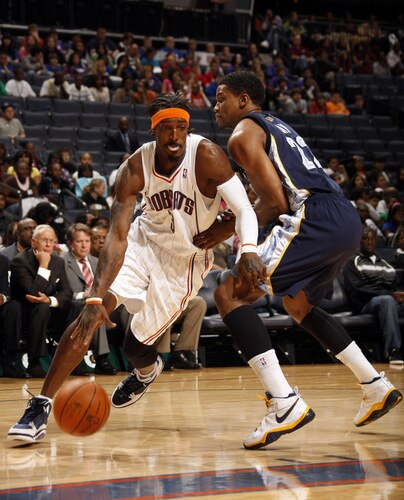 CHARLOTTE, NC - OCTOBER 23  Gerald Wallace #3 of the Charlotte Bobcats drives against the Memphis Grizzlies on October 23, 2009 at Time Warner Cable Arena in Charlotte, North Carolina.  <br /><br /><span class="help">(Photo by Kent Smith/NBAE via Getty Images)</span>