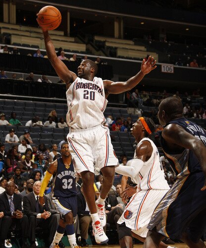 CHARLOTTE, NC - OCTOBER 23  Raymond Felton #20 of the Charlotte Bobcats shoots against the Memphis Grizzlies on October 23, 2009 at Time Warner Cable Arena in Charlotte, North Carolina.  <br /><br /><span class="help">(Photo by Kent Smith/NBAE via Getty Images)</span>