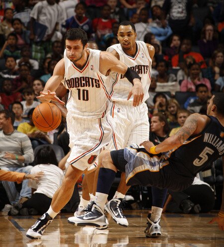 CHARLOTTE, NC - OCTOBER 23  Vladimir Radmanovic #10 of the Charlotte Bobcats drives against the Memphis Grizzlies on October 23, 2009 at Time Warner Cable Arena in Charlotte, North Carolina.  <br /><br /><span class="help">(Photo by Kent Smith/NBAE via Getty Images)</span>