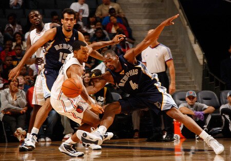 CHARLOTTE, NC - OCTOBER 23  Sam Young #4 of the Memphis Grizzlies fights for a loose ball against the Charlotte Bobcats on October 23, 2009 at Time Warner Cable Arena in Charlotte, North Carolina.  <br /><br /><span class="help">(Photo by Kent Smith/NBAE via Getty Images)</span>