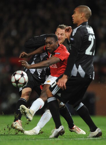 MANCHESTER, ENGLAND - NOVEMBER 25:  Michael Fink of Besiktas challenges Danny Welbeck of Manchester United during the UEFA Champions League Group B match between Manchester United and Besiktas at Old Trafford on November 25, 2009 in Manchester, England.  <br /><br /><span class="help">(Photo by Laurence Griffiths/Getty Images)</span>