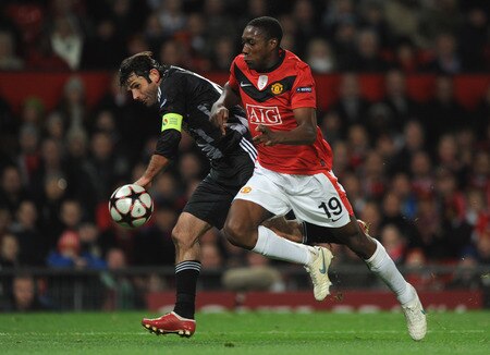 MANCHESTER, ENGLAND - NOVEMBER 25:  Ibrahim Uzulmez of Besiktas battles for the ball with Danny Welbeck of Manchester United during the UEFA Champions League Group B match between Manchester United and Besiktas at Old Trafford on November 25, 2009 in Manchester, England.  <br /><br /><span class="help">(Photo by Laurence Griffiths/Getty Images)</span>