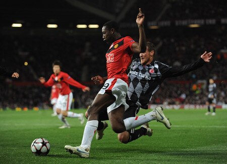 MANCHESTER, ENGLAND - NOVEMBER 25:  Michael Fink of Besiktas challenges Danny Welbeck of Manchester United during the UEFA Champions League Group B match between Manchester United and Besiktas at Old Trafford on November 25, 2009 in Manchester, England.  <br /><br /><span class="help">(Photo by Laurence Griffiths/Getty Images)</span>