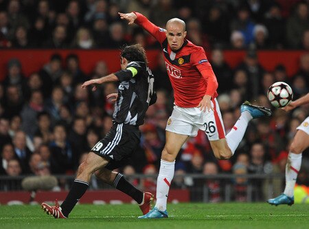 MANCHESTER, ENGLAND - NOVEMBER 25:  Ibrahim Uzulmez of Besiktas competes with Gabriel Obertan of Manchester United during the UEFA Champions League Group B match between Manchester United and Besiktas at Old Trafford on November 25, 2009 in Manchester, England.  <br /><br /><span class="help">(Photo by Laurence Griffiths/Getty Images)</span>