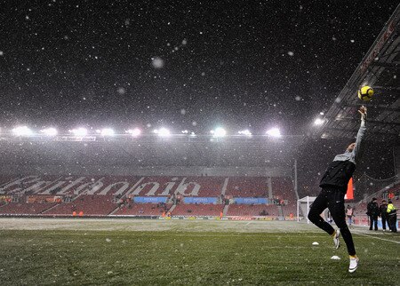 STOKE ON TRENT, ENGLAND - JANUARY 05:  Mark Schwarzer of Fulham warms up in the freezing conditions during the Barclays Premier League match between Stoke City and Fulham at The Britannia Stadium on January 5, 2010 in Stoke on Trent, England.  <br /><br /><span class="help">(Photo by Laurence Griffiths/Getty Images)</span>