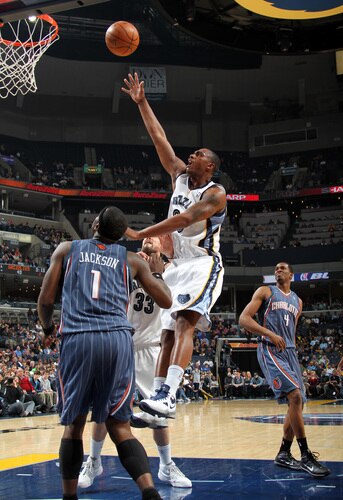 MEMPHIS, TN - FEBRUARY 26: Darrell Arthur #00 of the Memphis Grizzlies shotos over Stephen Jackson #1 of the Charlotte Bobcats on February 26, 2010 at FedExForum in Memphis, Tennessee.  <br /><br /><span class="help">(Photo by Joe Murphy/NBAE via Getty Images)</span>