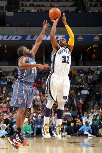 MEMPHIS, TN - FEBRUARY 26: O.J. Mayo #32 of the Memphis Grizzlies shoots a jumpshot over Raymond Felton #20 of the Charlotte Bobcats on February 26, 2010 at FedExForum in Memphis, Tennessee.  <br /><br /><span class="help">(Photo by Joe Murphy/NBAE via Getty Images)</span>