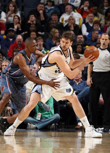 MEMPHIS, TN - FEBRUARY 26: Marc Gasol #33 of the Memphis Grizzlies looks to pass around Tyrus Thomas #12 of the Charlotte Bobcats on February 26, 2010 at FedExForum in Memphis, Tennessee.  <br /><br /><span class="help">(Photo by Joe Murphy/NBAE via Getty Images)</span>