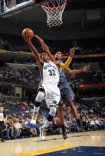 MEMPHIS, TN - FEBRUARY 26: O.J. Mayo #32 of the Memphis Grizzlies shoots around Boris Diaw #32 of the Charlotte Bobcats on February 26, 2010 at FedExForum in Memphis, Tennessee.  <br /><br /><span class="help">(Photo by Joe Murphy/NBAE via Getty Images)</span>