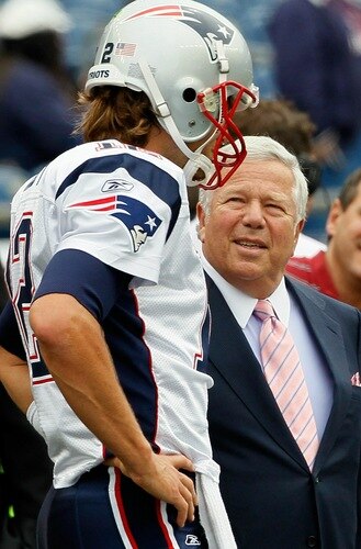 FOXBORO, MA - SEPTEMBER 12: Quarterback Tom Brady #12 of the New England Patriots chats with owner Robert Kraft before the NFL season opener against the Cincinnati Bengals at Gillette Stadium on September 12, 2010 in Foxboro, Massachusetts. <br /><br /><span class="help">(Photo by Jim Rogash/Getty Images)</span>