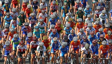 GEELONG, AUSTRALIA - OCTOBER 02:  The peloton comes down the hill during the Women's Elite Road Race on day four of the UCI Road World Championships on October 2, 2010 in Geelong, Australia.  <br /><br /><span class="help">(Photo by Scott Barbour/Getty Images)</span>