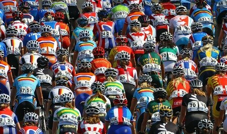 GEELONG, AUSTRALIA - OCTOBER 02:  The peloton comes down the hill during the Women's Elite Road Race on day four of the UCI Road World Championships on October 2, 2010 in Geelong, Australia.  <br /><br /><span class="help">(Photo by Scott Barbour/Getty Images)</span>