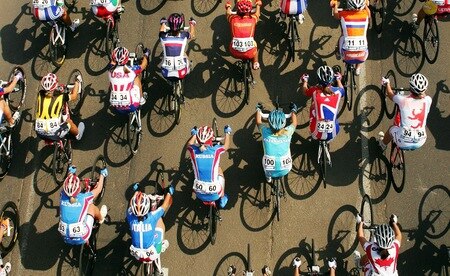 GEELONG, AUSTRALIA - OCTOBER 02:  The peloton comes down the hill during the Women's Elite Road Race on day four of the UCI Road World Championships on October 2, 2010 in Geelong, Australia.  <br /><br /><span class="help">(Photo by Scott Barbour/Getty Images)</span>