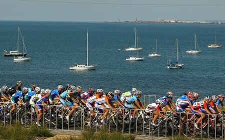 GEELONG, AUSTRALIA - OCTOBER 02:  The peloton ride past the harbour during the Women's Elite Road Race on day four of the UCI Road World Championships on October 2, 2010 in Geelong, Australia.  <br /><br /><span class="help">(Photo by Scott Barbour/Getty Images)</span>