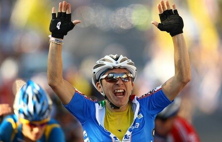 GEELONG, AUSTRALIA - OCTOBER 02:  Giorgia Bronzini of Italy celebrates as she crosses the finish line to win the Women's Elite Road Race on day four of the UCI Road World Championships on October 2, 2010 in Geelong, Australia.  <br /><br /><span class="help">(Photo by Scott Barbour/Getty Images)</span>