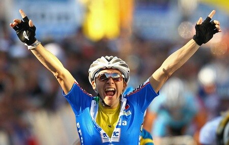 GEELONG, AUSTRALIA - OCTOBER 02:  Giorgia Bronzini of Italy celebrates as she crosses the finish line to win the Women's Elite Road Race on day four of the UCI Road World Championships on October 2, 2010 in Geelong, Australia.  <br /><br /><span class="help">(Photo by Scott Barbour/Getty Images)</span>
