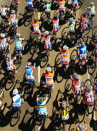 GEELONG, AUSTRALIA - OCTOBER 02:  The peloton comes down the hill during the Women's Elite Road Race on day four of the UCI Road World Championships on October 2, 2010 in Geelong, Australia.  <br /><br /><span class="help">(Photo by Scott Barbour/Getty Images)</span>