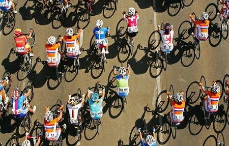 GEELONG, AUSTRALIA - OCTOBER 02:  The peloton comes down the hill during the Women's Elite Road Race on day four of the UCI Road World Championships on October 2, 2010 in Geelong, Australia.  <br /><br /><span class="help">(Photo by Scott Barbour/Getty Images)</span>