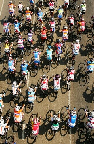 GEELONG, AUSTRALIA - OCTOBER 02:  The peloton comes down the hill during the Women's Elite Road Race on day four of the UCI Road World Championships on October 2, 2010 in Geelong, Australia.  <br /><br /><span class="help">(Photo by Scott Barbour/Getty Images)</span>
